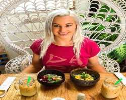 She is a foodie and always craves new salads and calorie deficit intake diets which keep her healthy and full.